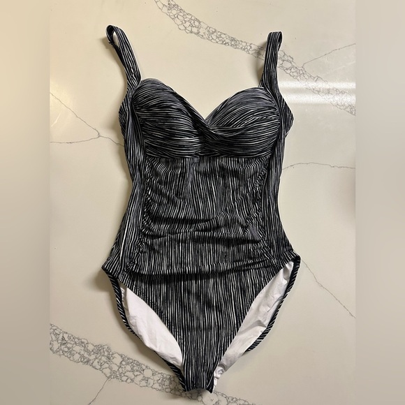 La Blanca Ripple Waves Sweetheart One Piece Swimsuit Black White Stripes 14 - Picture 7 of 13